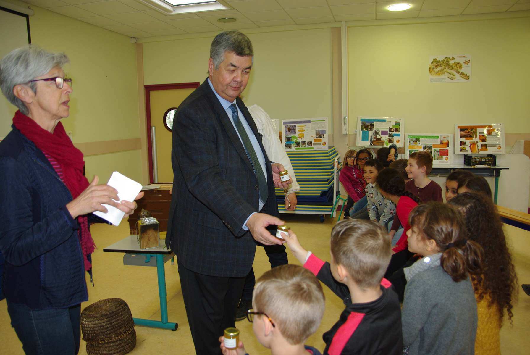 Lire la suite à propos de l’article Du miel au groupe scolaire<span class="rating-result after_title mr-filter rating-result-27961" >			<span class="no-rating-results-text">.</span>		</span>