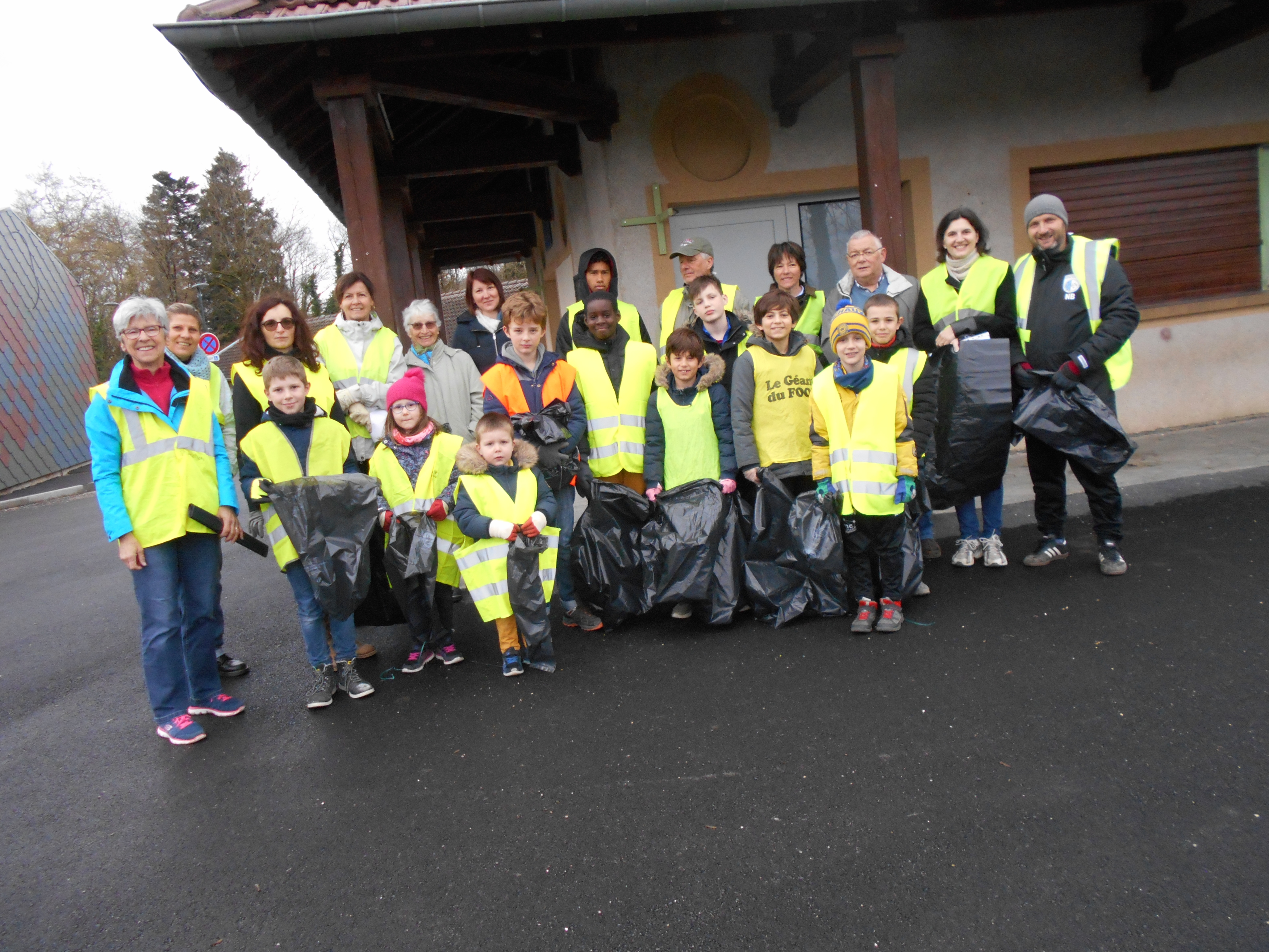 Lire la suite à propos de l’article Ma commune propre avec les enfants du FCGB<span class="rating-result after_title mr-filter rating-result-27963" >			<span class="no-rating-results-text">.</span>		</span>