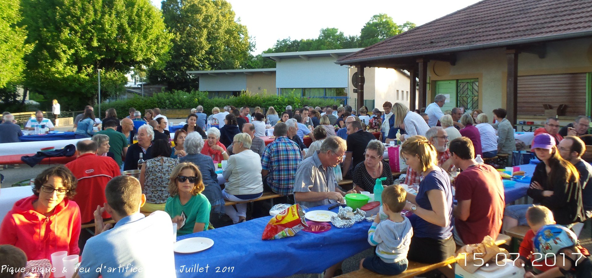 Lire la suite à propos de l’article Pique nique municipal et feu d’artifice<span class="rating-result after_title mr-filter rating-result-21400" >			<span class="no-rating-results-text">.</span>		</span>